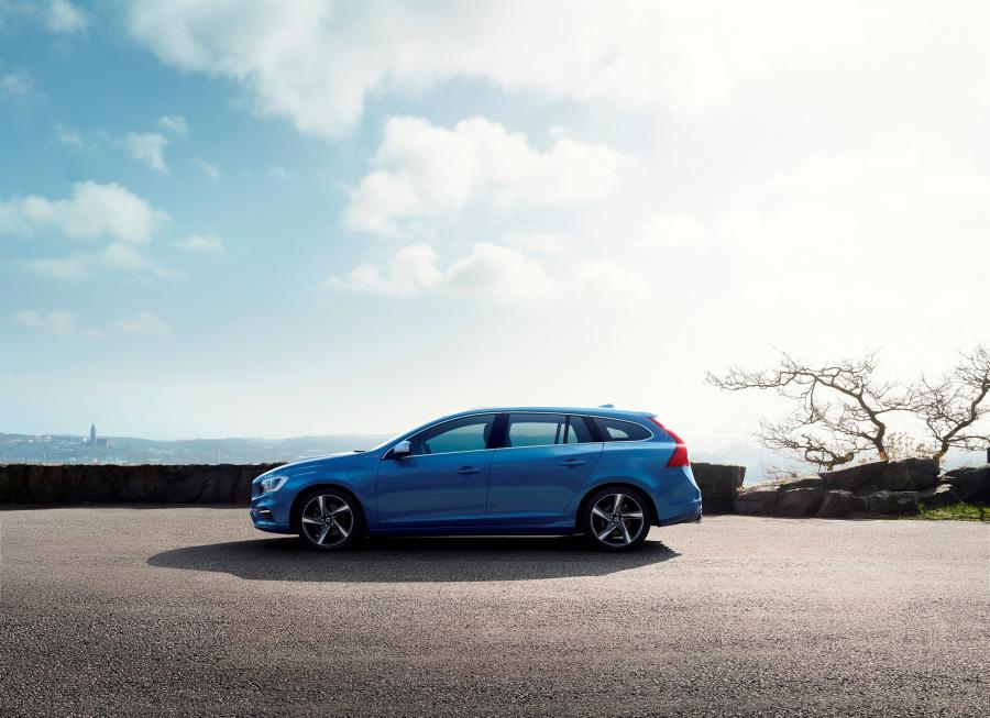  Volvo V60 Plug-In Hybrid R-Design 2014 года  (фото 10 из 15)